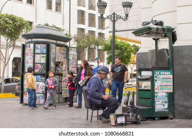 LIMA, PERU - AUG 29TH 2015: Man Dedicated To The Informal Economy In The Streets Of Downtown Lima, Is Dedicated To Polishing Shoes For People