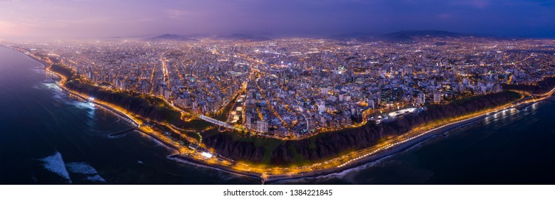 LIMA, PERU: Panoramasicht auf Lima am Abend.