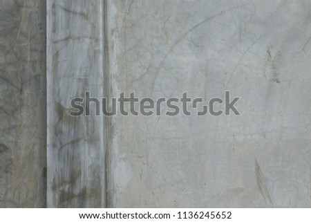 Lime congrete wall and house pole in grey. 