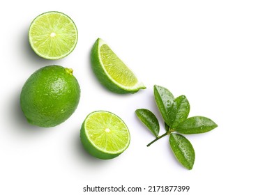 Frutos de limón con hojas verdes y cortados en mitad de rodajas aislados en fondo blanco, vista superior, piso.
