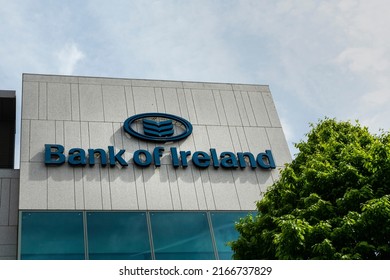 Limerick, Ireland - 5.13.20222: Street Scene In Popular Tourist Town. Bank Of Ireland Logo On Exterior Of The Bank