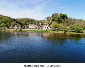 Limeuil, Dordogne, France - 04 17 2022 : Confluence Of The Dordogne River And The Vézère River In Limeuil In New Aquitaine.