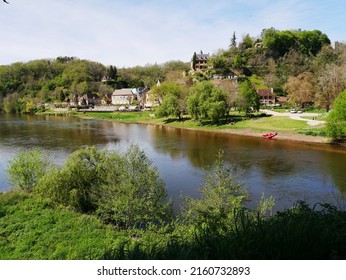 Limeuil, Dordogne, France - 04 17 2022 : Confluence Of The Dordogne River And The Vézère River In Limeuil In New Aquitaine.