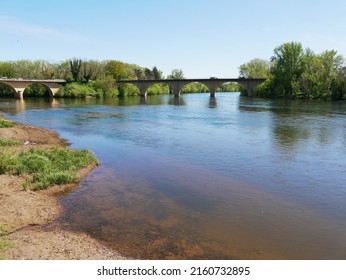 Limeuil, Dordogne, France - 04 17 2022 : Confluence Of The Dordogne River And The Vézère River In Limeuil In New Aquitaine.