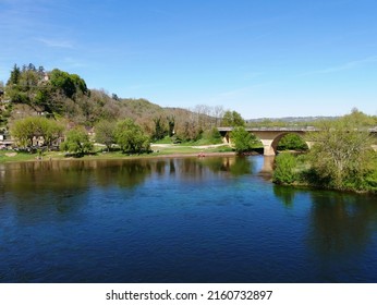 Limeuil, Dordogne, France - 04 17 2022 : Confluence Of The Dordogne River And The Vézère River In Limeuil In New Aquitaine.