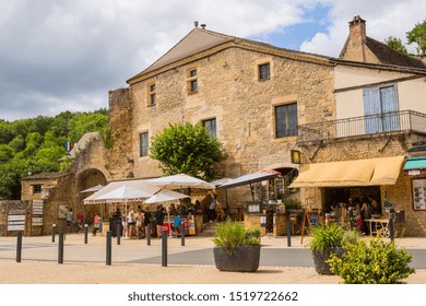 Limeuil, France - August 15, 2019: Medieval Village With Typical Houses, Overlooking The Confluence Of The Dordogne And Vézère Rivers. Limeuil, In The Dordogne-Périgord Region In Aquitaine, France.