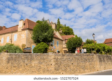 Limeuil, France - August 15, 2019: Medieval Village With Typical Houses Perched On The Hill, Overlooking The Confluence Of The Dordogne And Vézère Rivers. Limeuil, In The Dordogne-Périgord, France. 