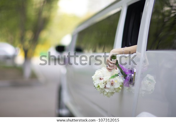 limousine wedding\
bouquet