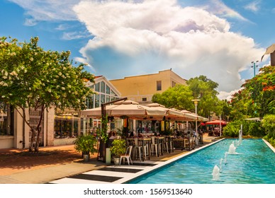 Lincoln Road Shopping District In Miami Beach