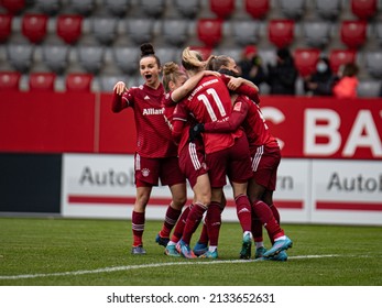 Linda Dallmann (10 Bayern München) , Lea Schüller (11 Bayern München) , Lina Magull (16 Bayern München) und Viviane Asseyi (18 FC Bayern München) celebrate the goal.