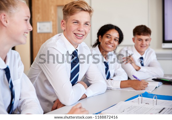 教室の机に座る制服を着た高校生の列 の写真素材 今すぐ編集
