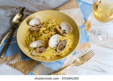 Linguine With Littleneck White Wine Clam Sauce And Parsley Garnish