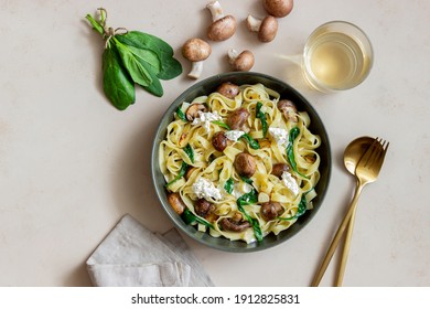 Linguine Pasta With Mushrooms, White Cheese, Spinach And Garlic. Healthy Eating. Vegetarian Food. Diet