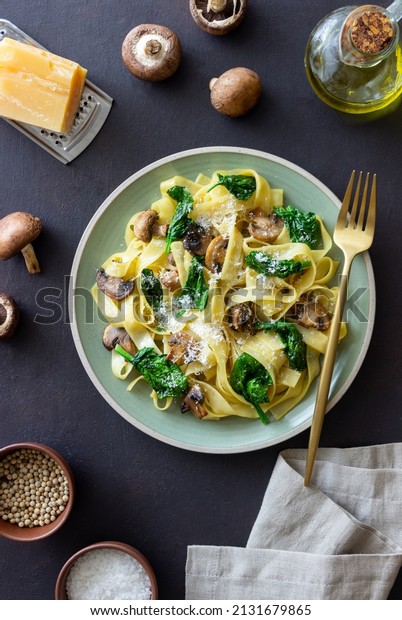 Linguini pasta with\
mushrooms, spinach and cheese. Healthy eating. Vegetarian food.\
Italian cuisine
