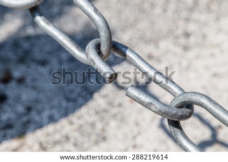 the link in the chain is opening: this weak link defines the real strength of this steel chain