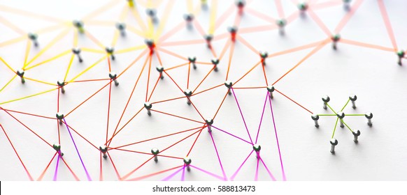 Legarea entităților. Networking, social media, SNS, rezumat comunicare pe internet. Rețea mică conectată la o rețea mai mare. Web de fire roșii, portocalii și galbene pe fundal alb. OFT superficială. 