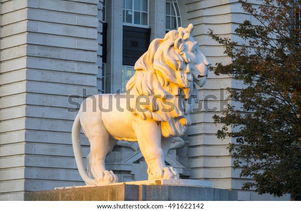 Lion statue\
at Westminster County Hall in\
London