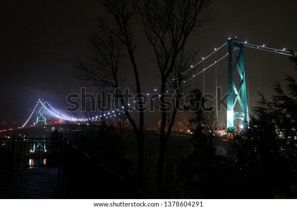 Lion\'s Gate Bridge at night in Stanley\
Park, Downtown Vancouver, British Columbia,\
Canada