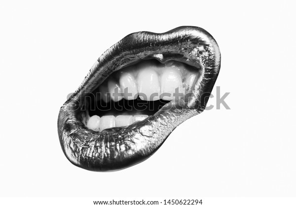 唇のアイコン 白と黒のコンセプトで金色の口紅 セクシーな女性 情熱唇 白い歯で口を開く 白い背景に の写真素材 今すぐ編集