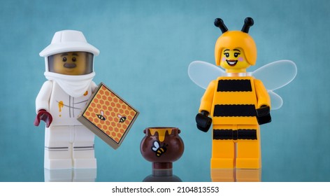 Lippstadt - Deutschland 27. Juni 2021 - Lego scene Beekeeper in protective suit with bee