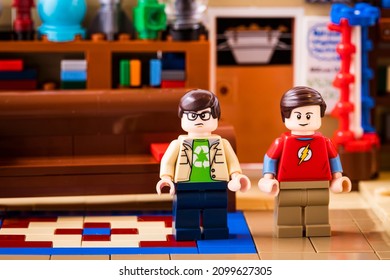 Lippstadt - Germany 2. Januar 2022 -Lego Minifiguren Scene With The Big Bang Theory.