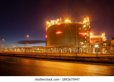 Liquefied gas tanks and LNG Terminal installations at night