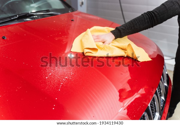 Liquid wax spray for car body protection.
Protection of paintwork.