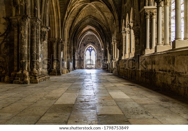 Lisbon, Portugal – 05/06/2016:\
Lisbon Cathedral, Gothic cloister, Alfama district, Lisbon,\
Portugal