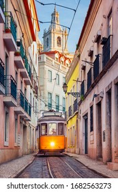 Lissabon, Portugal. Stadtbild der Straße von Lissabon, Portugal mit gelber Straßenbahn.