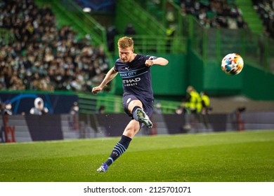 Lisbon, Portugal, Estadio Jose Alvalade - 02 15 2022: Champions League Best Of 16 - Sporting CP - Manchester City; Kevin De Bruyne Crosses The Ball