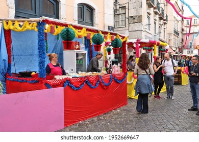 LISBON, PORTUGAL - JUNE 6, 2018: People Prepare To Festa Santo Antonio In Alfama District, Lisbon, Portugal. Saint Anthony Festival Is A Popular Street Festivity, Part Of Festas De Lisboa.