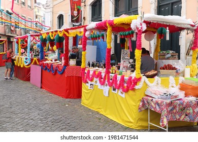 LISBON, PORTUGAL - JUNE 6, 2018: People Prepare To Festa Santo Antonio In Alfama District, Lisbon, Portugal. Saint Anthony Festival Is A Popular Street Festivity, Part Of Festas De Lisboa.