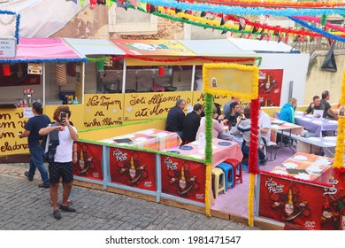 LISBON, PORTUGAL - JUNE 6, 2018: People Prepare To Festa Santo Antonio In Alfama District, Lisbon, Portugal. Saint Anthony Festival Is A Popular Street Festivity, Part Of Festas De Lisboa.