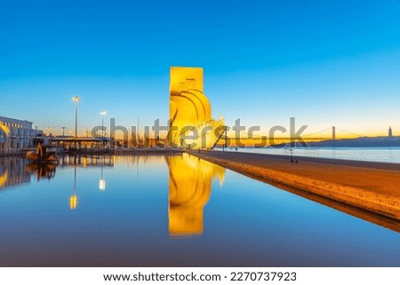 Lisbon, Portugal, October 26, 2021: Sunrise view of Monument of the Discoveries in Belem and bridge of 25th April , Lisbon, Portugal. Foto stock © 