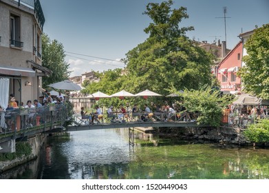 L'Isle- Sur-la-Sorgue, France / 18 SEP 2019: Unidentified Diners Enjoying Sunday Brunch In An Outdoor Café On A Bridge Over The Sorgue River In Provence.