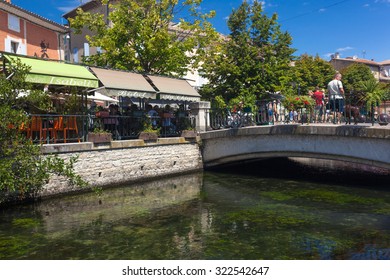 L'ISLE-SUR-LA-SORGUE, FRANCE - AUGUST 14, 2015: Restaurants and cafes by the river Sorgue.