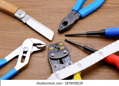 A list of tools used in the Japanese electrician exam. Pliers, screwdriver, knife, scale, water pump pliers, crimping tool for ring sleeves. Translation: small, medium, special steel.