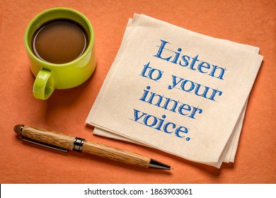 Ihre innere Stimme hören - inspirierende Handschrift auf einer Serviette mit einer Tasse Kaffee, Selbstvertrauen, Intuition und persönlichem Entwicklungskonzept