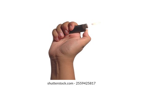 Encendedor sostenido en la mano contra el fondo blanco