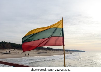 Litauische Flagge im Wind an der litauischen Küste.