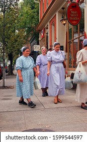 Lititz, PA, USA September 18 A Group Of Mennonite Women Shop In Downtown Lititz, Pennsylvania