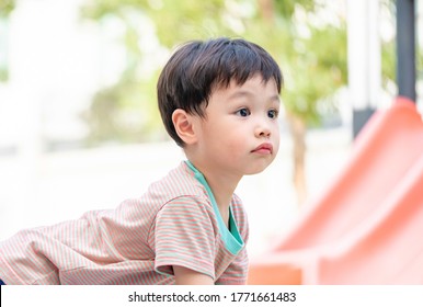 Kleiner asiatischer Junge auf dem Spielplatz. Hintergrund. Kopiert Platz. Lernkonzept.