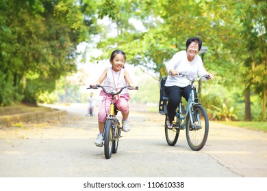 おばあさんが乗る自転車