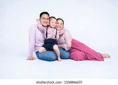 Little Asian Todler Embrance His Parent On Their Necks