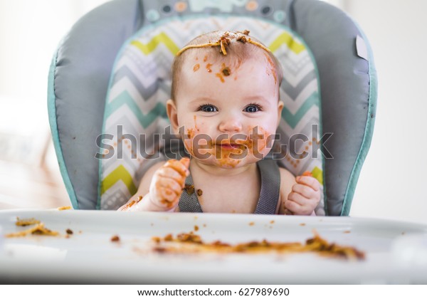 Un Petit Bebe Qui Mange Son Photo De Stock Modifiable