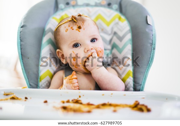 Un Petit Bebe Qui Mange Son Photo De Stock Modifiable