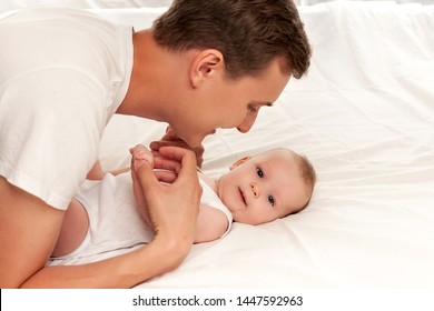 Papa Con Bebe En Brazos Imagenes Fotos De Stock Y Vectores Shutterstock