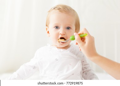 Kleines Säuglingsfutter mit Löffel