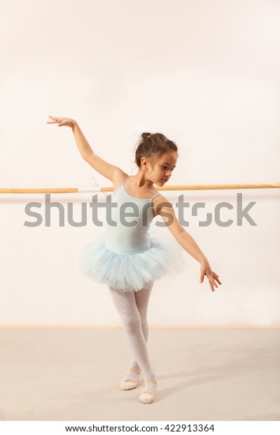 Little Ballerina Girl Dancing Ballet Stock-foto (rediger nu) 422913364
