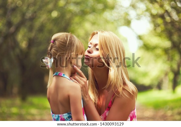 Blonde Teens Kissning Blonde